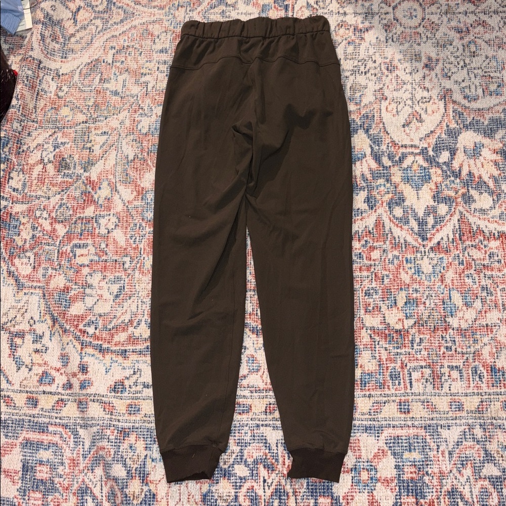 Lululemon On The Fly Jogger Luxtreme 25” in Dark Olive SZ 2 EUC - Picture 4 of 5